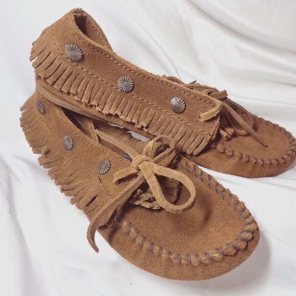 Minnetonka Moccasins-Brown Leather Suede-Women's Size 6-Fringed Lace Up/Studs - Picture 1 of 15